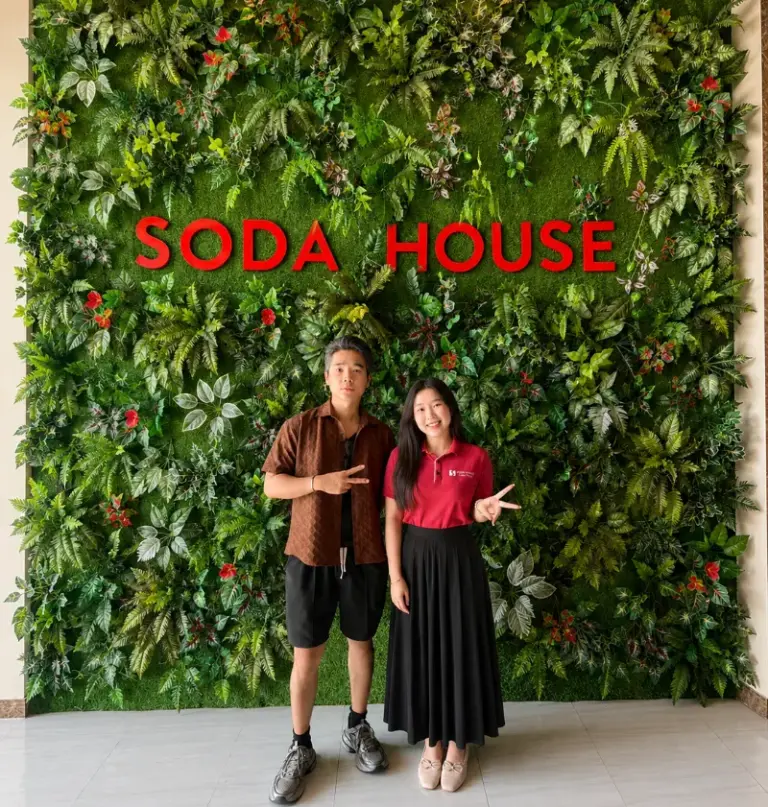 Diễn viên Bùi Tấn Hảo tại sảnh khách sạn Soda House Cần Thơ