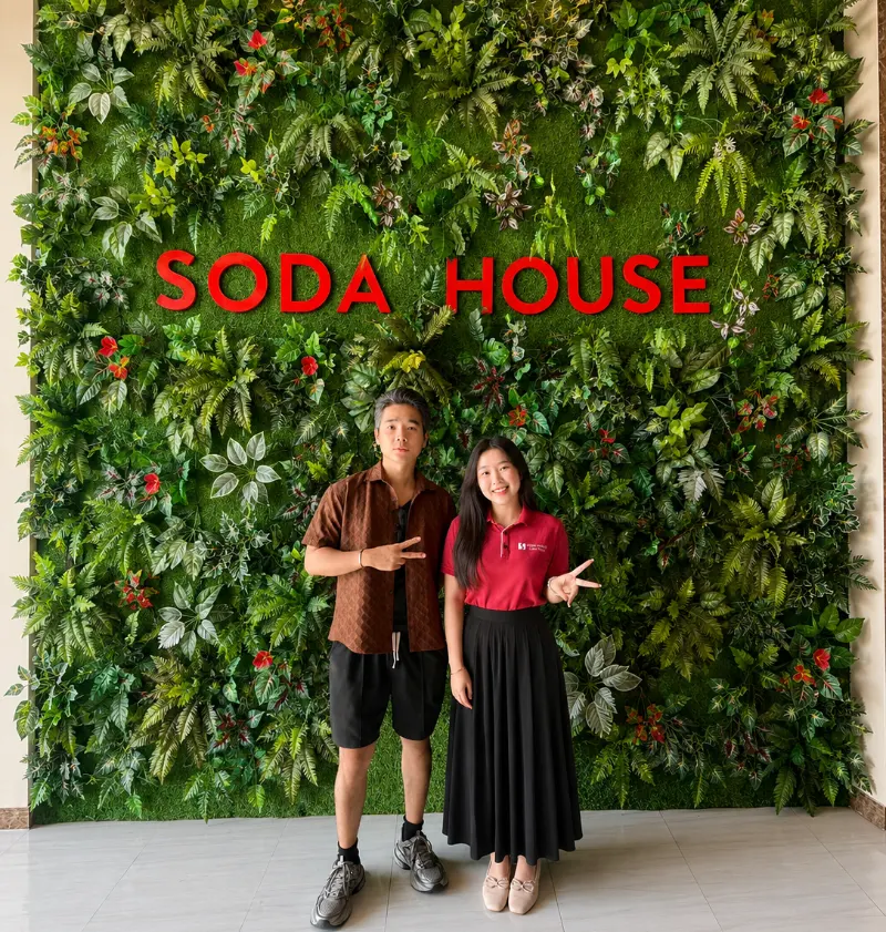 Diễn viên Bùi Tấn Hảo chụp hình kỷ niệm cùng lễ tân tại sảnh Khách sạn Soda House Cần Thơ